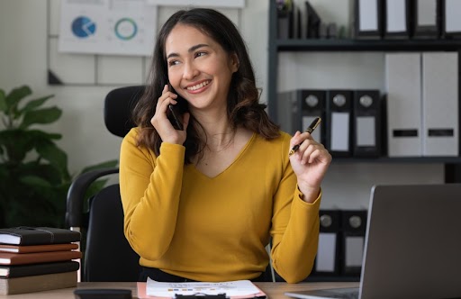 employée souriante levier motivation travail